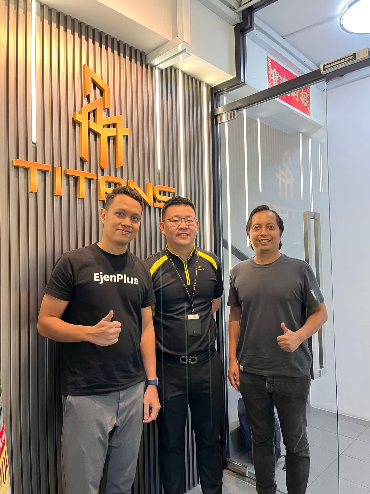 EjenPlus team with client
