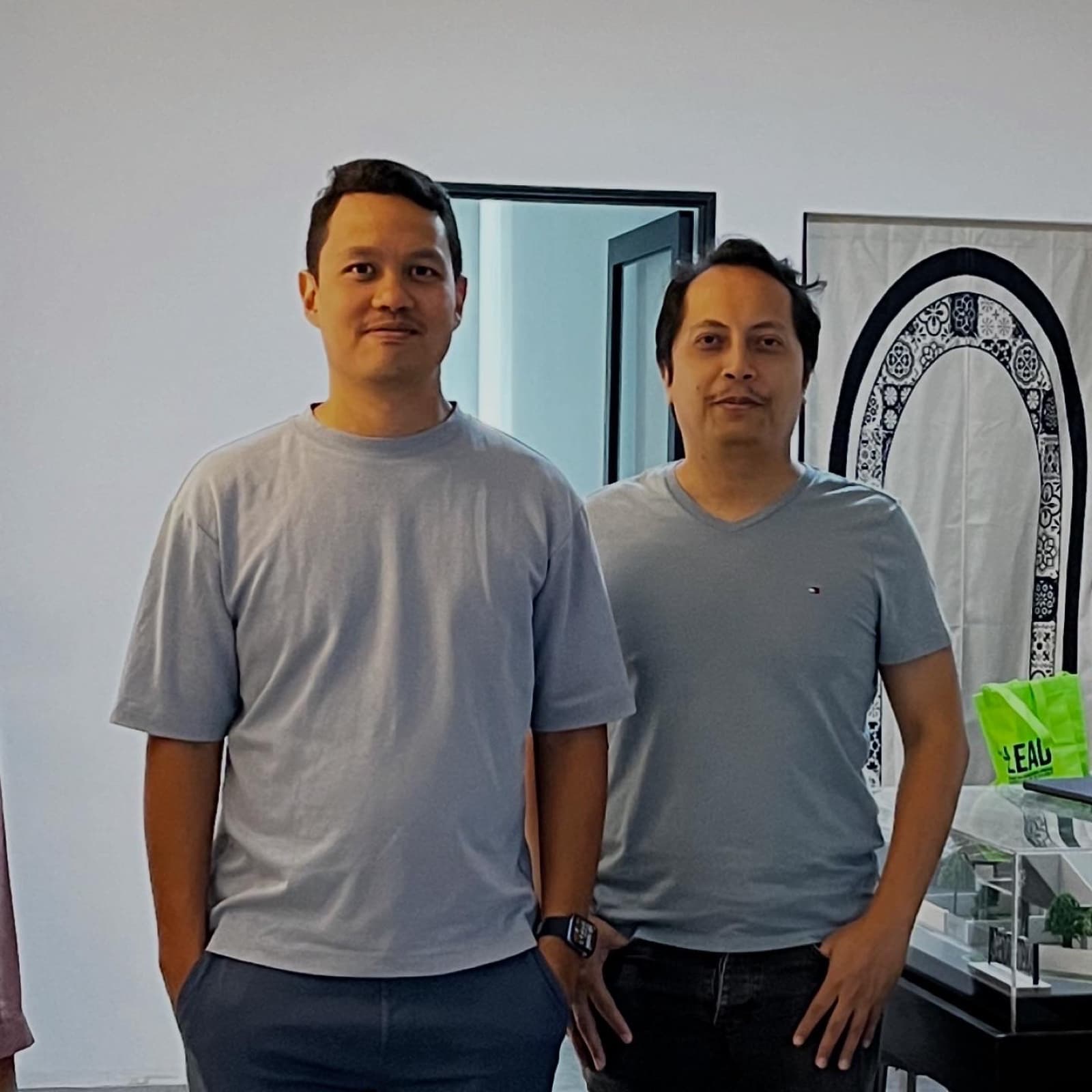 EjenPlus team with client